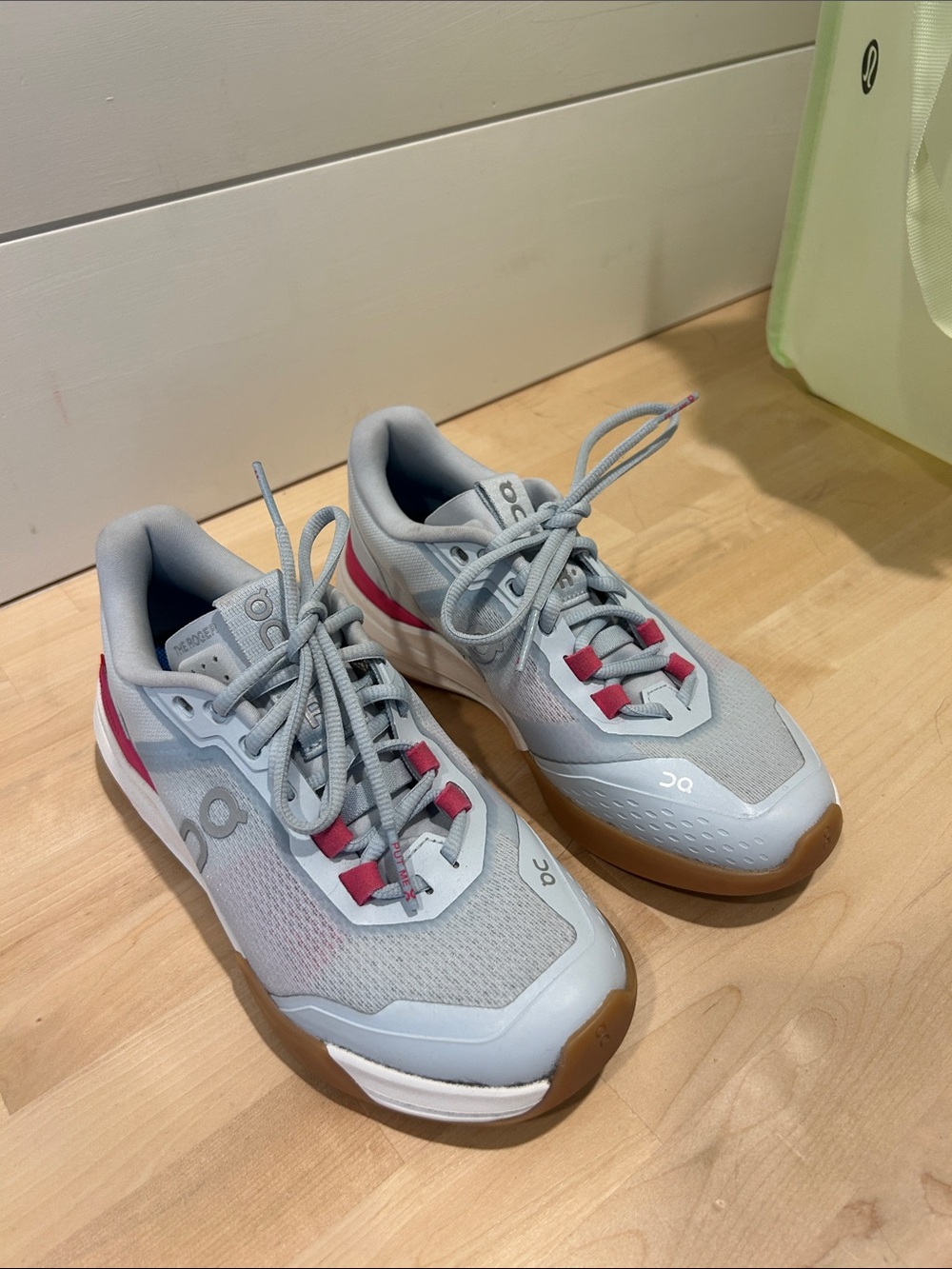 ON Cloud Womens Lace-Up Court Sneakers “The Rodger” Light Gray with Pink Accents